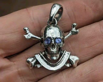 Colgante de calavera pirata con tibias cruzadas / Joyería gótica de plata