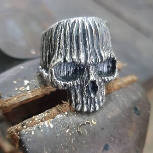 Schädel 925 Sterling Silber Ring. Rustikaler Holz Schädel Silber Ring, Schädel Ring, Gothic Schmuck, Geschenk für ihn, Biker Schmuck, Männer Schädel Silber Ring