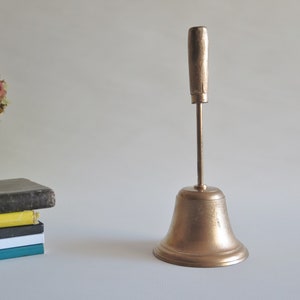 Campana de mano grande de latón macizo con mango de madera, campana escolar, campana de maestro de servicio pesado, campana de latón decorativa #808-4