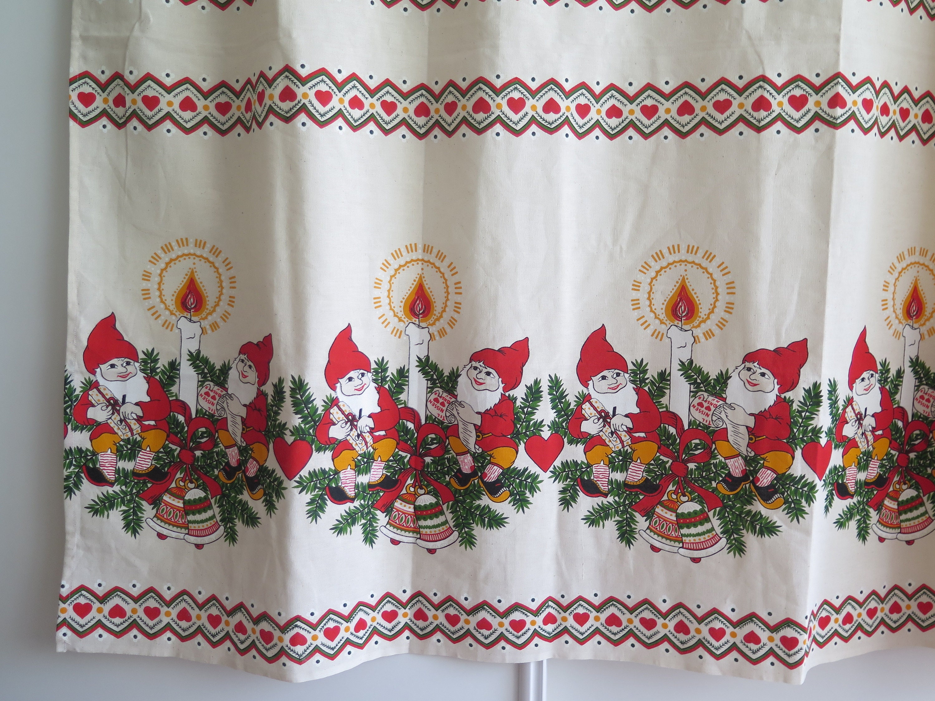 クリスマス テーブルクロス、ノーム ギフト キャンドル、141 x 244 cm