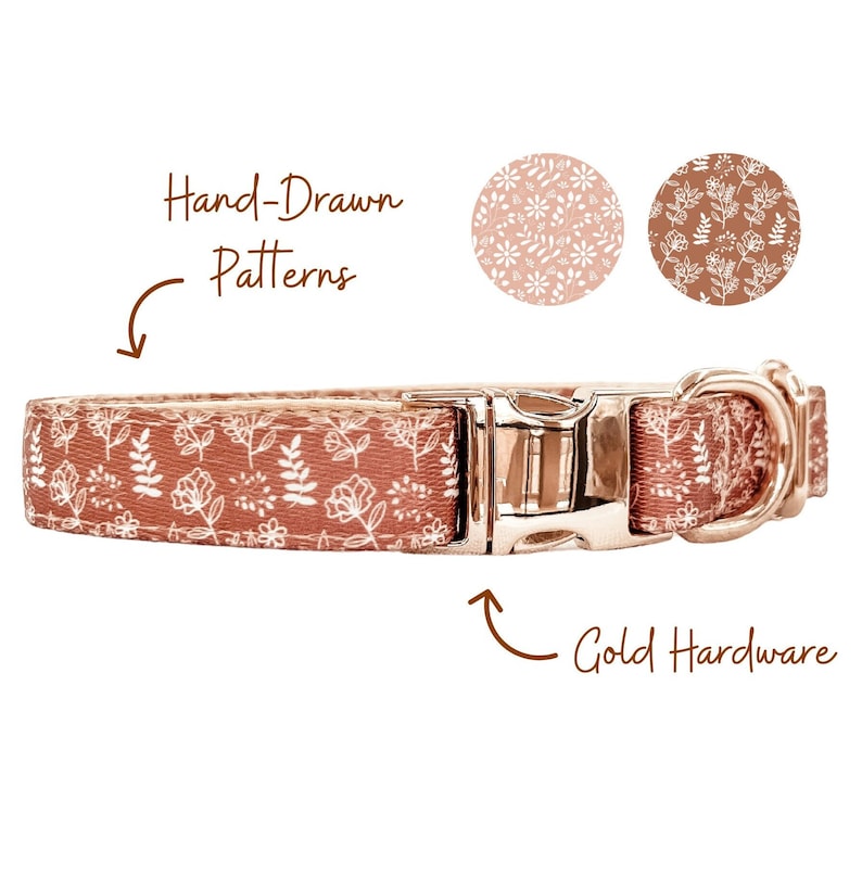 Puede incluir: Un collar para perro marr&oacute;n y rosa con un estampado floral blanco y herrajes dorados. El collar tiene un cierre de hebilla y un anillo en D para sujetar una correa. "Patrones dibujados a mano" y "Herrajes dorados" est&aacute;n escritos en la imagen.