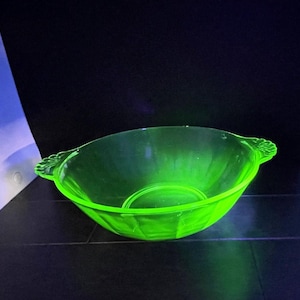 Anchor Hocking Art Deco Green Uranium Depression Glass Panel Bowl with Shell Handles 8”