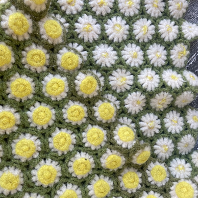 White Cute Daisy Pattern Print Hooded Blanket