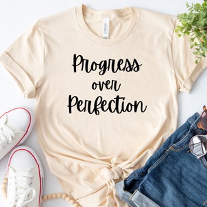 T-shirt Progress Over Perfection, chemise sténographie, t-shirt de sténographe judiciaire, cadeau pour sténographe judiciaire, étudiant en reportage judiciaire, Steno Swag