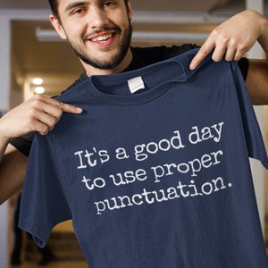 Chemise de grammaire drôle, chemise de journaliste judiciaire, chemise de professeur d’anglais, chemise de bibliothécaire, police de grammaire, cadeau d’enseignant, cadeau de bibliothécaire, Steno Swag