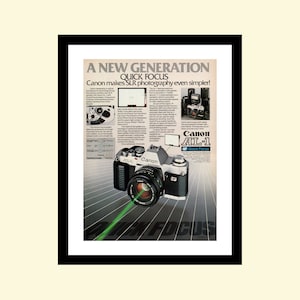 Puede incluir: Un anuncio vintage para la cámara Canon AL-1 con el lema "Una nueva generación de enfoque rápido". El anuncio destaca la tecnología avanzada y la facilidad de uso de la cámara, mostrando una cámara Canon AL-1 plateada con un rayo láser verde enfocado en el objetivo.