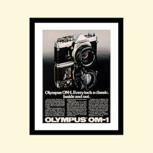 Puede incluir: Una cámara Olympus OM-1 negra y plateada con un objetivo. La cámara está sobre un fondo negro. El texto "Olympus OM-1. Every inch a classic. Inside and out." está debajo de la cámara.