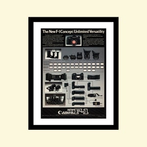 Puede incluir: Un anuncio en blanco y negro para el sistema de cámara Canon F-1. El anuncio presenta un diagrama de la cámara y sus diversos accesorios, incluidos objetivos, flashes y otros equipos. El texto "The New F-1 Concept: Unlimited Versatility" está en la parte superior del anuncio. El texto "NEW Canon F-1" está en la parte inferior del anuncio.