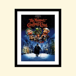 Puede incluir: Un póster de película para la película "Los Muppets Cuentan el Cuento de Navidad". El póster presenta a los Muppets vestidos con ropa de época victoriana, de pie en una calle nevada. El título de la película está escrito en letras grandes y en negrita en la parte superior del póster.