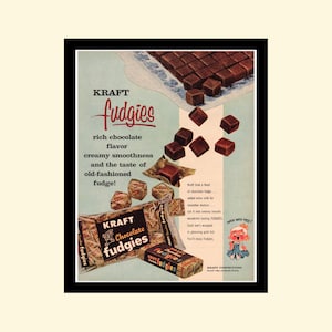 Könnte beinhalten: Eine Vintage-Werbung für Kraft Chocolate Fudgies. Die Anzeige zeigt eine Schachtel mit Schokoladen-Fudge-Quadraten, die in goldene Folie verpackt sind, mit dem Text "KRAFT Chocolate Fudgies" auf der Schachtel. Die Anzeige zeigt auch eine Comicfigur mit dem Text "Made with Milk!" und dem Slogan "Reicher Schokoladengeschmack, cremige Weichheit und der Geschmack von traditionellem Fudge!"