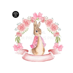 Puede incluir: Ilustración en acuarela de un conejo marrón con una chaqueta rosa, enmarcado en una corona floral de rosas y lazos rosas. Una pancarta rosa está debajo. La imagen incluye el texto "INSTANT DOWNLOAD - PNG - 300 DPI".