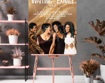Könnte beinhalten: Eine rosa Holzstaffelei zeigt ein Poster mit dem Text "WAITING TO EXHALE Brunch Party". Das Poster zeigt vier Frauen und den Text "A DAY OF EXHALING AND EMPOWERING, A CELEBRATION OF SISTERHOOD AND STRENGTH."
