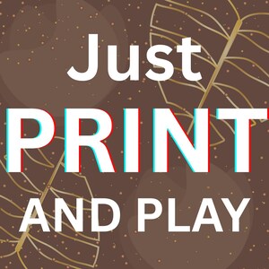 Op de afbeelding: Een bruine achtergrond met de witte woorden "Just PRINT AND PLAY". Het woord "PRINT" heeft een 3D-effect met rode en blauwe contouren. Gouden bladachtige ontwerpen en kleine stippen zijn ook zichtbaar.