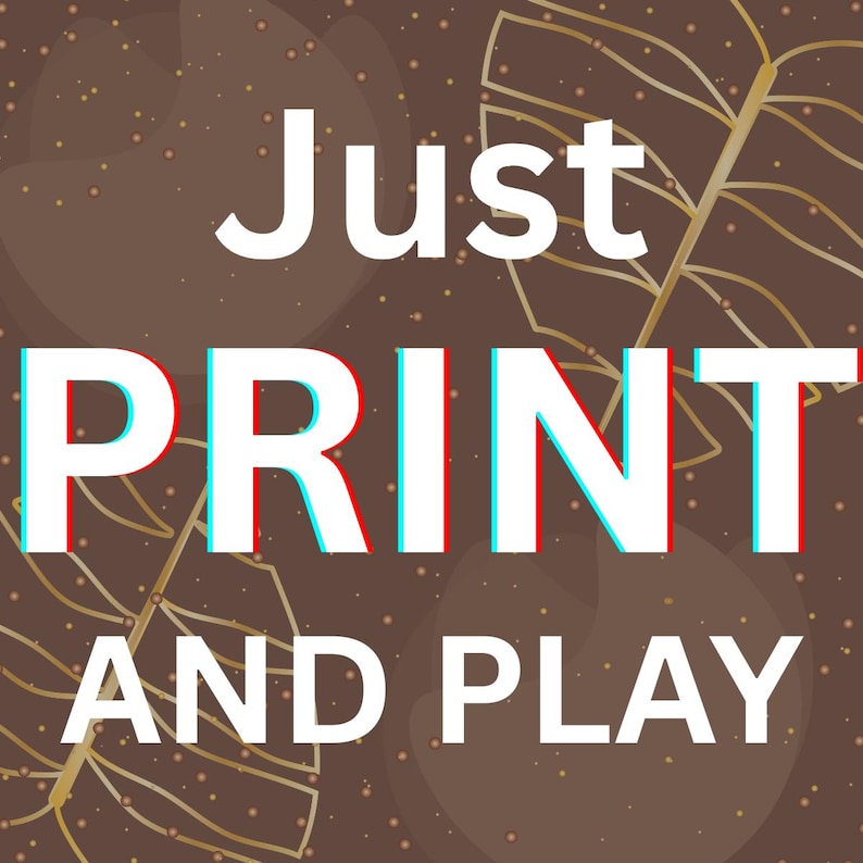Op de afbeelding: Een bruine achtergrond met de witte woorden "Just PRINT AND PLAY". Het woord "PRINT" heeft een 3D-effect met rode en blauwe contouren. Gouden bladachtige ontwerpen en kleine stippen zijn ook zichtbaar.