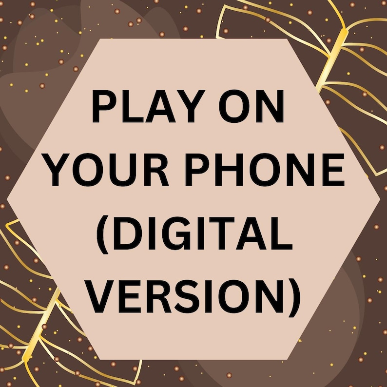 Op de afbeelding: Een digitale afbeelding met de tekst "PLAY ON YOUR PHONE (DIGITALE VERSIE)" in zwarte letters, geplaatst op een lichtbruine zeshoek. De achtergrond is donkerbruin met gouden bladeren en kleine gouden stippen.