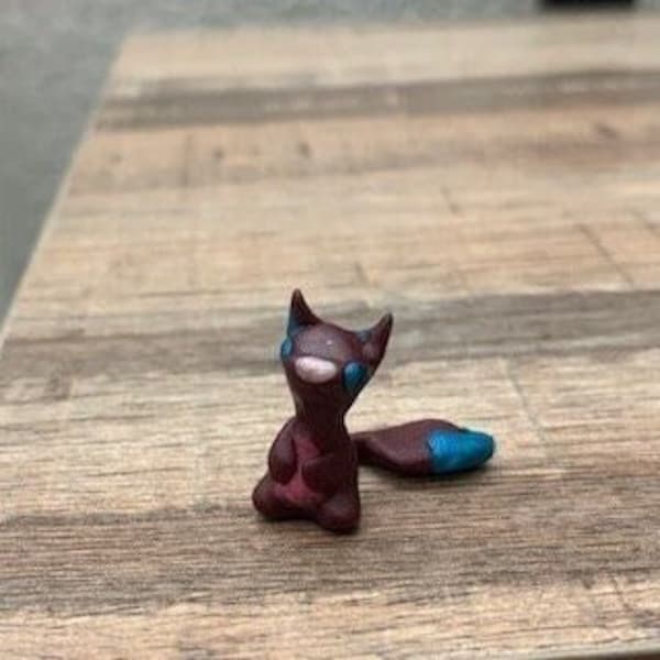 Figurine de chat rouge en argile