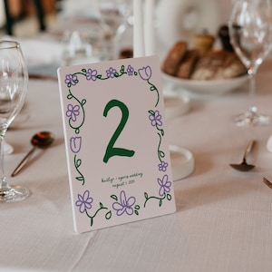 Plantilla de números de mesa de flores dibujadas a mano / Números de mesa de boda de primavera / Doodle de boceto divertido dibujado a mano / Números de mesa caprichosos