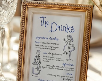 Puede incluir: Un menú de bebidas de boda enmarcado en oro, con texto manuscrito e ilustraciones. El menú enumera cócteles, licores y vinos. Un jarrón de flores blancas y copas de cristal se encuentran en el fondo.