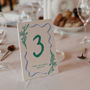Modelo de números de mesa em aquarela | Números de mesa de casamento coloridos ondulados | Doodle de esboço divertido desenhado à mão | Números de mesa caprichosos #8341