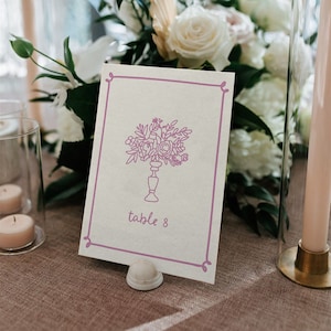 Tischnummernschild-Vorlage für die Brautparty | Florale Tischnummern | Druckbare illustrierte Hochzeitstischnummern | Handgezeichnetes Gekritzel