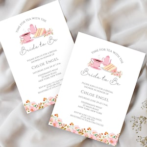 Könnte beinhalten: Eine rosafarbene und weiße Einladung zur Bridal Shower mit einer Illustration von Teetasse, Teekanne und Kuchen. Die Einladung lautet "Time for Tea with the Bride to Be" und enthält den Namen der Braut, Datum, Uhrzeit und Ort.