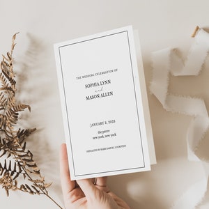 Puede incluir: Una invitación de boda blanca con texto negro que anuncia la celebración de la boda de Sophia Lynn y Mason Allen el 2 de enero de 2023 en The Pierre en Nueva York.