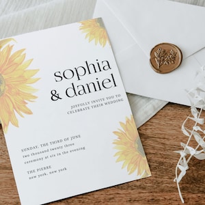 Könnte beinhalten: Hochzeitseinladung mit Aquarell-Sonnenblumen und den Namen "Sophia & Daniel". Die Einladung enthält Datum, Uhrzeit und Ort: The Pierre, New York. Ein Umschlag mit einem Wachssiegel ist ebenfalls zu sehen.