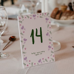 Modèle de numéros de table floraux colorés | Numéros fantaisistes de table de mariage de jardin | Croquis amusant dessiné à la main | Numéros de table de style aquarelle