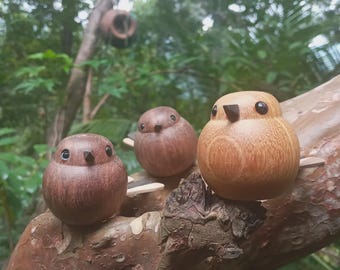 天然木　夫婦鳥木彫りの置物（鳥と松） Amazon.co.jp: 鳥の彫刻 ホームインテリア レトロ 鳥の雑貨 木彫り 鳥
