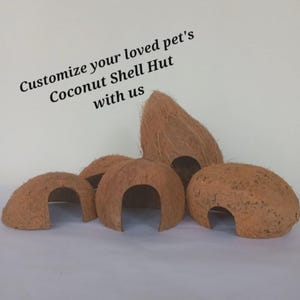 Puede incluir: Varias cabañas de cáscara de coco marrón para mascotas, con aberturas arqueadas. La imagen incluye texto que dice: "Personaliza la cabaña de cáscara de coco de tu mascota con nosotros."