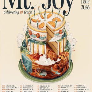 以下が含まれることがあります： Mt. Joy World Tour 2026のコンサートポスター。オレンジのスライスとキャンドルが飾られた多層ケーキのイラストが描かれています。ケーキの土台は崖と雲のある風景で、その下にツアー日程のリストが印刷されています。
