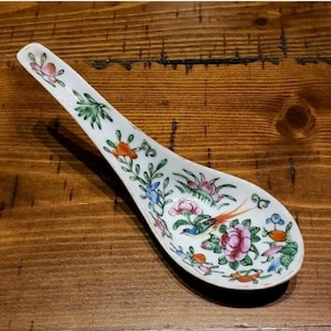 Lovely Vintage Chinese Famille Rose Chinoiserie Handpainted Porcelain Soup Spoon