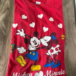 90s/00s Mickey & Minnie Red Valentine Tee – One Size –