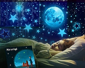 Peut inclure: Autocollants brillants dans le noir Airsnigi pour enfants. L'image montre un enfant dormant dans un lit avec des étoiles qui brillent dans le noir et un autocollant de lune sur le mur. Les autocollants sont représentés sur un emballage au premier plan.