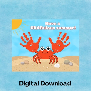 Puede incluir: Una descarga digital de una tarjeta imprimible con un cangrejo rojo con pinzas de huella de mano. El cangrejo está en una playa con una concha y piedras. El texto en la tarjeta dice "Have a CRABulous summer!"