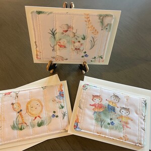 Un juego de 3 pequeñas tarjetas de notas de colcha con adorables rimas infantiles, hechas a mano y enmarcables, perfectas para cumpleaños, baby showers o agradecimientos.