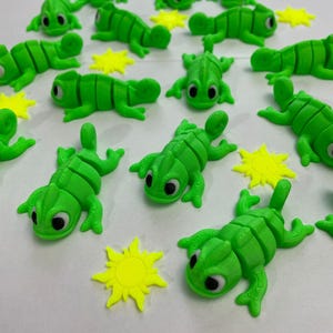 Tangled Moving Chameleons (3D Printed - Free Flower Medallion with Each Chameleon!)