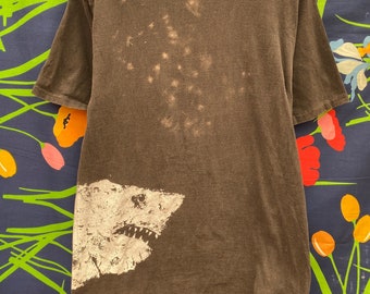 T-shirt vintage des années 80 avec un motif imprimé d'un grand requin blanc (couture simple).