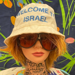 vintage 60s 70s bucket hat with from Israel with raised fist white bucket hat