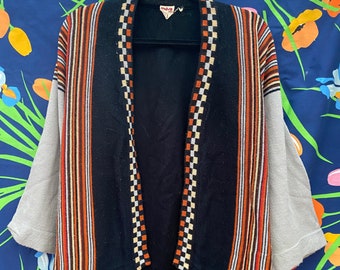 Suéter tipo cárdigan vintage de los años 80 o 70 con estampado de rayas y arcoíris de tonos marrones