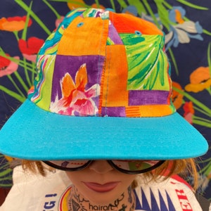 casquette de baseball vintage des années 80 et des années 90 avec un motif floral tropical coloré