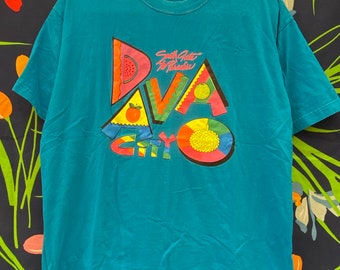 Camiseta vintage de una sola puntada de la ciudad de Davao, en Filipinas, con fuente y gráficos coloridos de los años 80 y 90