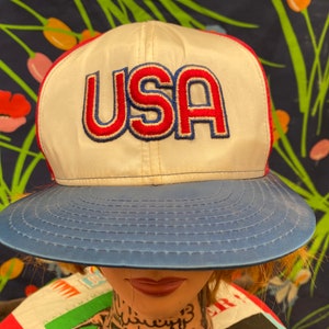 Gorra de béisbol vintage de los años 80 y 90 de EE. UU. en rojo, blanco y azul, de New Era, con tela satinada brillante