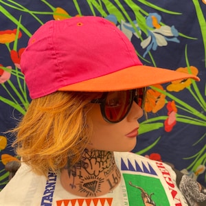chapeau vintage color block orange et magenta