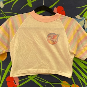 vintage single stitch crop top T-shirt z lat 70. lub 80. z tęczową, pastelową paletą barw jednorożca Pegaza