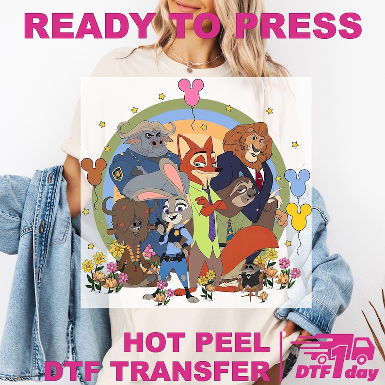Puede incluir: Una camiseta color crema con una imagen de dibujos animados colorida de varios personajes de animales. La imagen incluye el texto "READY TO PRESS", "HOT PEEL" y "DTF TRANSFER". El dise&ntilde;o est&aacute; rodeado de flores, estrellas y globos con forma de Mickey Mouse.