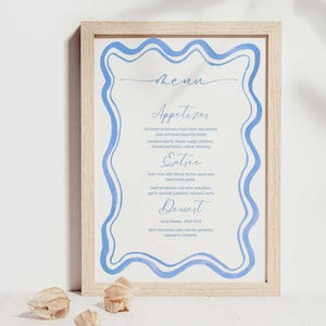 Bruiloft menusjabloon Frans blauwe aquarel golvende kust geschulpte rand elegante bochtige lettertype bewerkbaar in Canva afdrukbare Invite 07