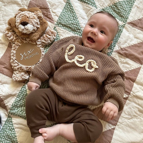 Pull personnalisé avec prénoms pour bébés et tout-petits | Pull en tricot brodé à la main personnalisé | Cadeau bébé | Nouveau-né prématuré