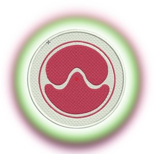 Può includere: Una toppa ricamata bianca con un cerchio rosso che contiene un simbolo ondulato bianco. La toppa è circondata da un cerchio verde.