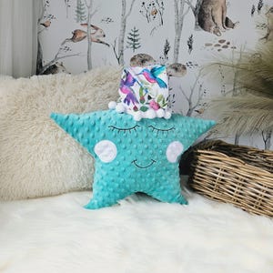 Almohada en forma de estrella con linda cara bordada, idea de decoración para guardería, juguete de peluche suave para cama de niño pequeño, regalo de baby shower, cojín bohemio para habitación infantil.